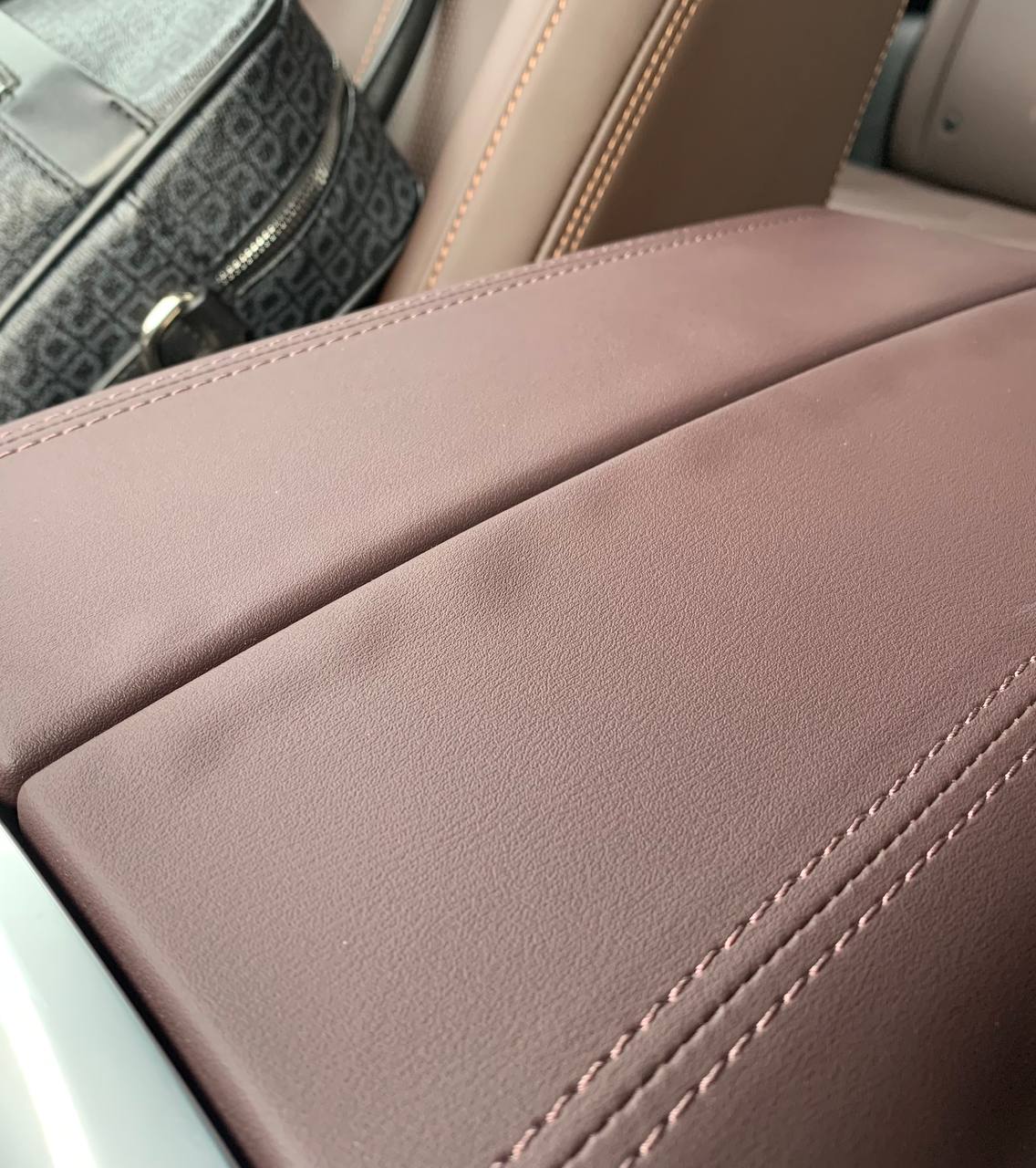 tg: У кого-нибудь тоже подлокотник такой горбатый с торцов? Или только мне…