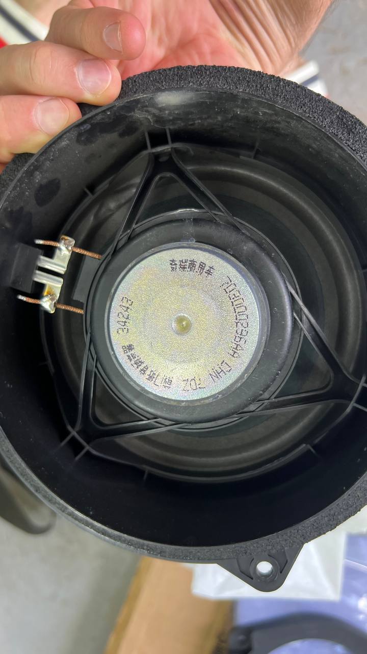 tg: Всем привет. Подскажите - у нас зад - перед, динамики одинаковые? 15,6…