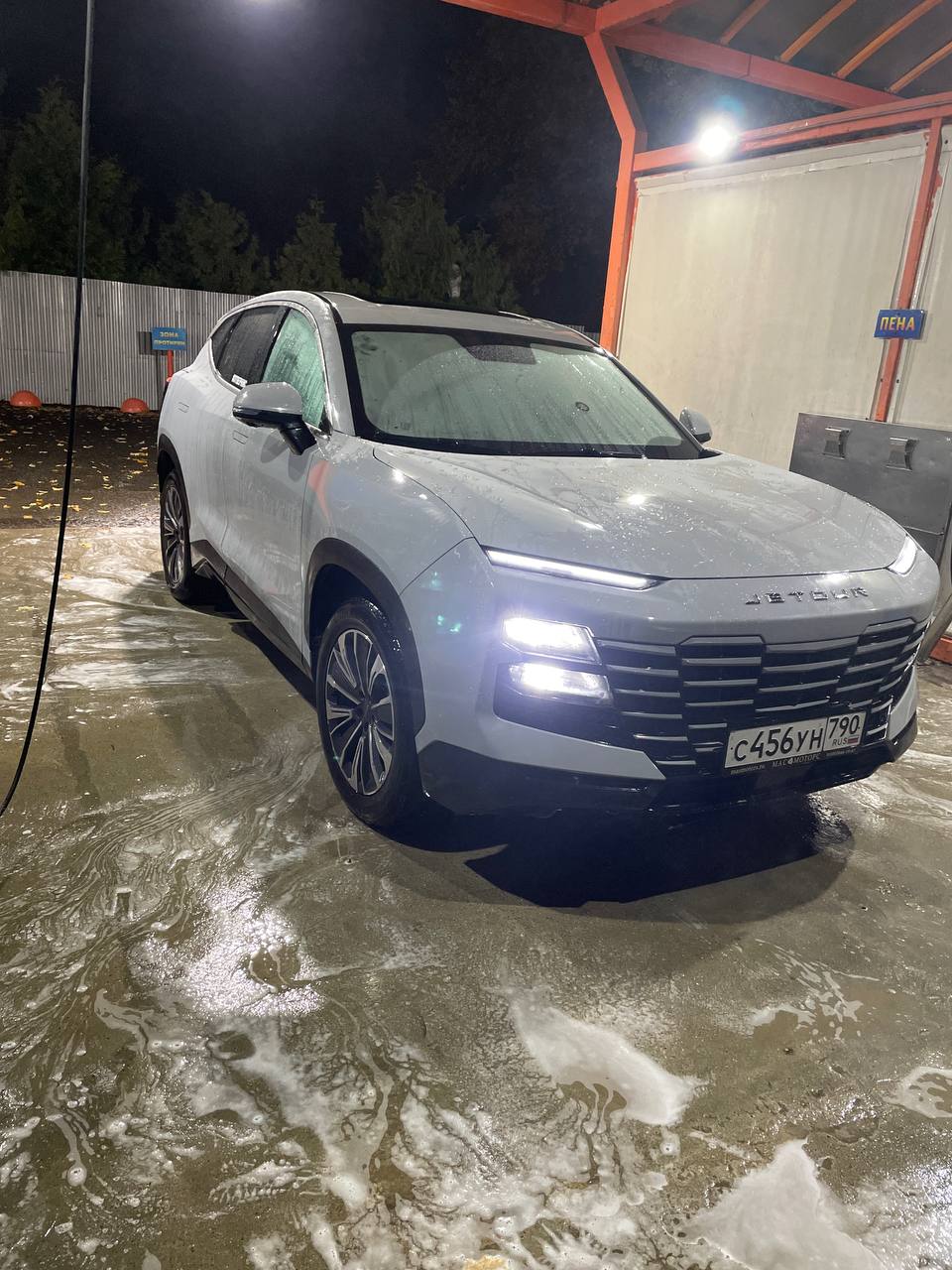 tg: Он как бы и белый а вроде и серый