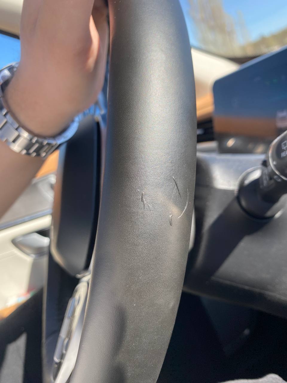 tg: Ребят, привет 👋 Никто не сталкивался с такой проблемой с кожей на рул…