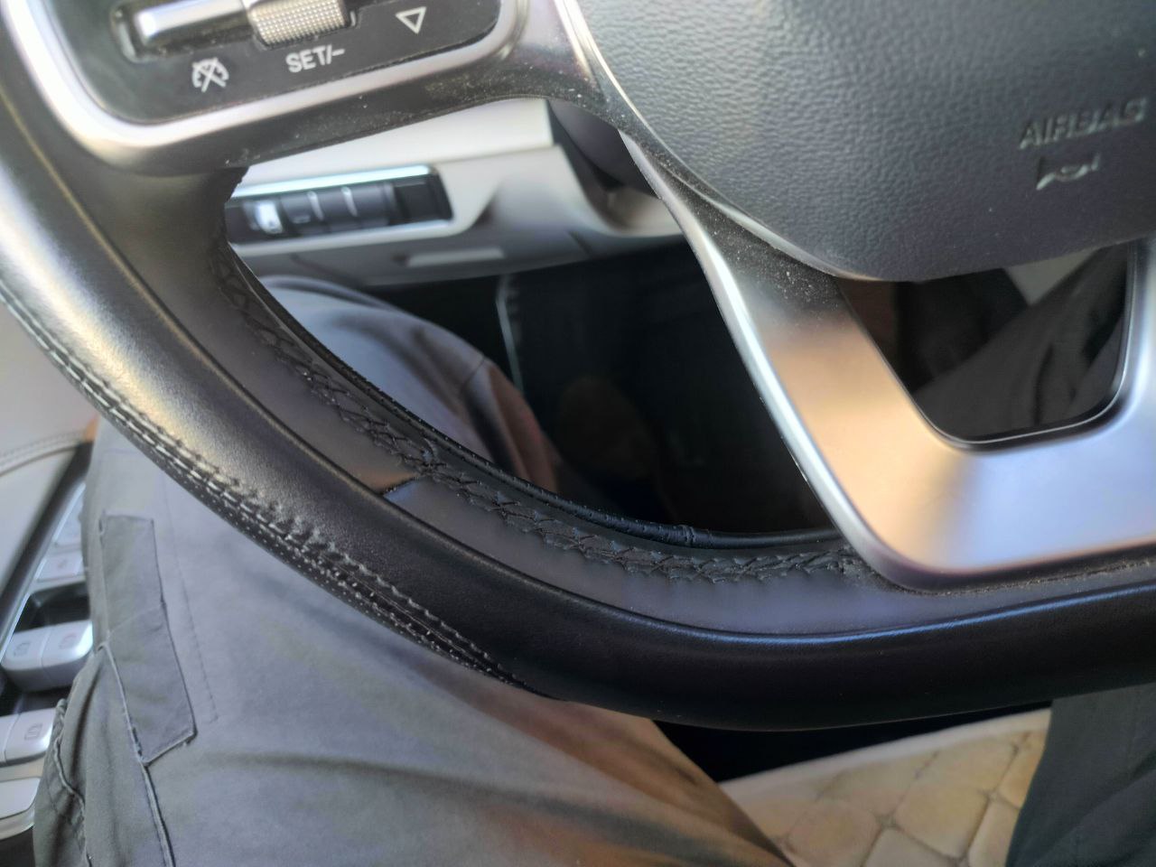 tg: Ребят, привет 👋 Никто не сталкивался с такой проблемой с кожей на рул…