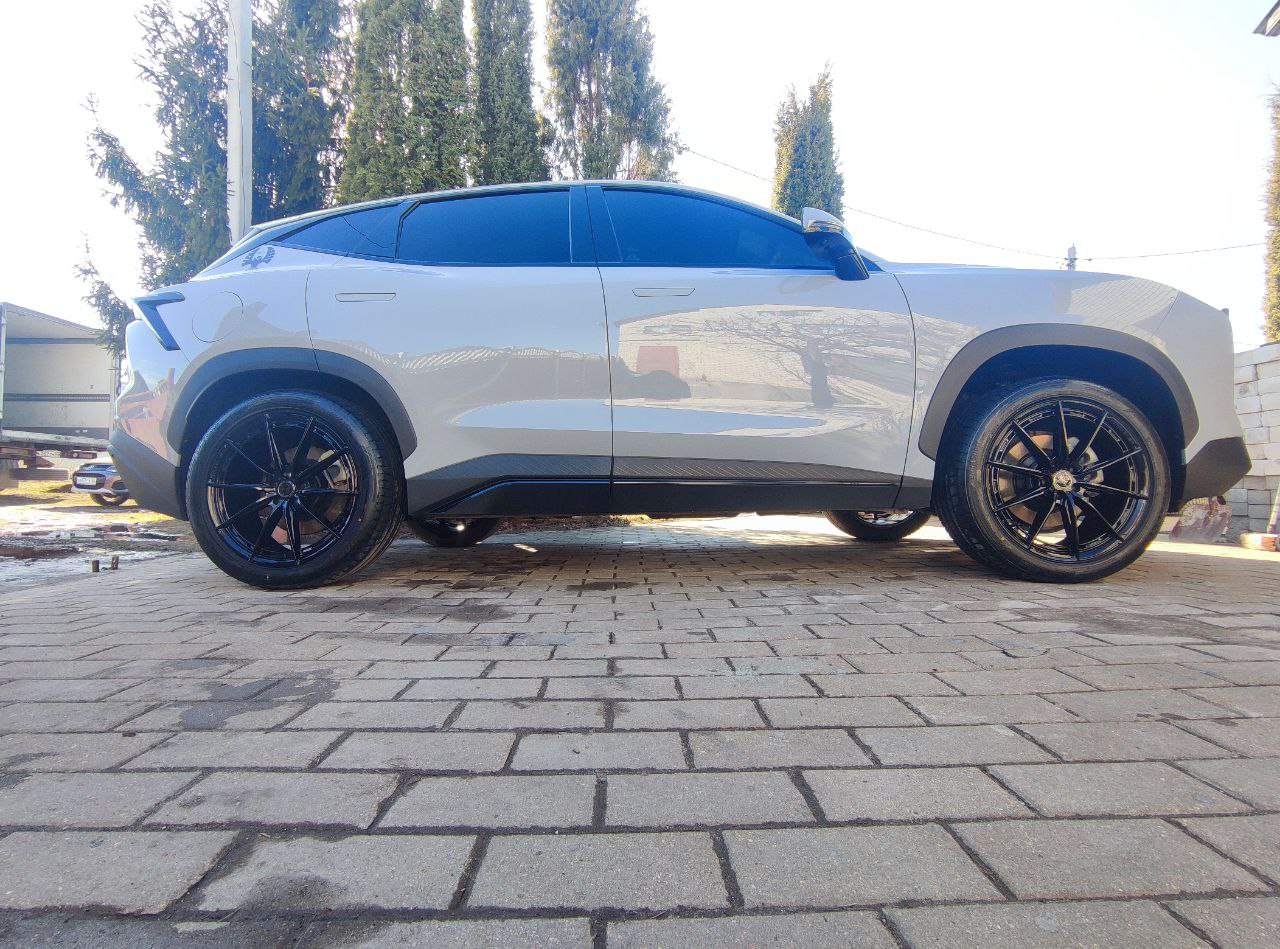 tg: Резина как будто в масляной ванне пролежала) всегда блЯстит😁👌🏻