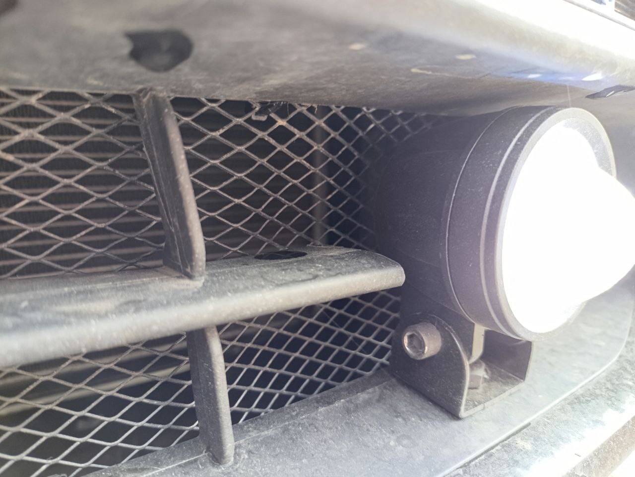 tg: ДВС) ехал поздно вечером по трассе - светодиодные фары в небольшой дож…